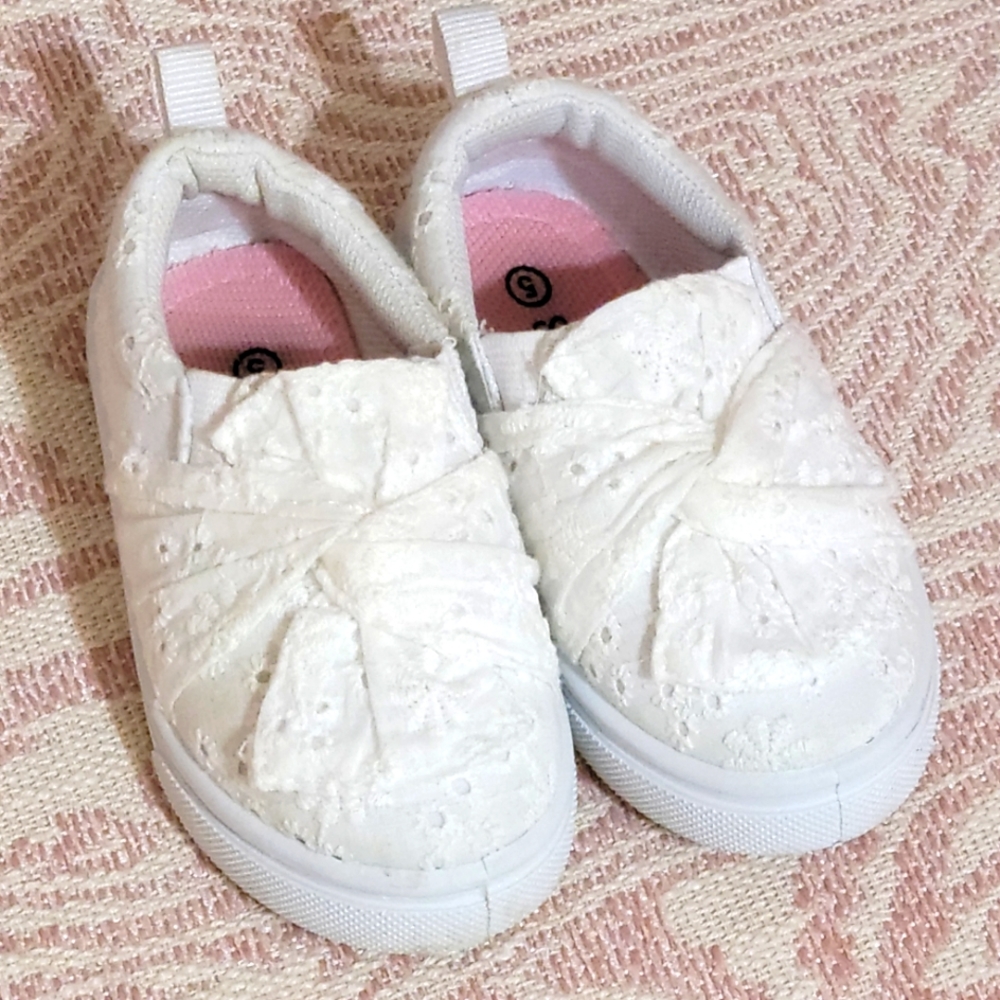 T5 EYELET TENNIS SHOES